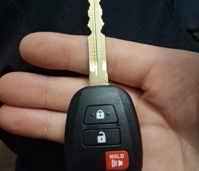 Replacement car key cut and coded at the vehicle in Dallas