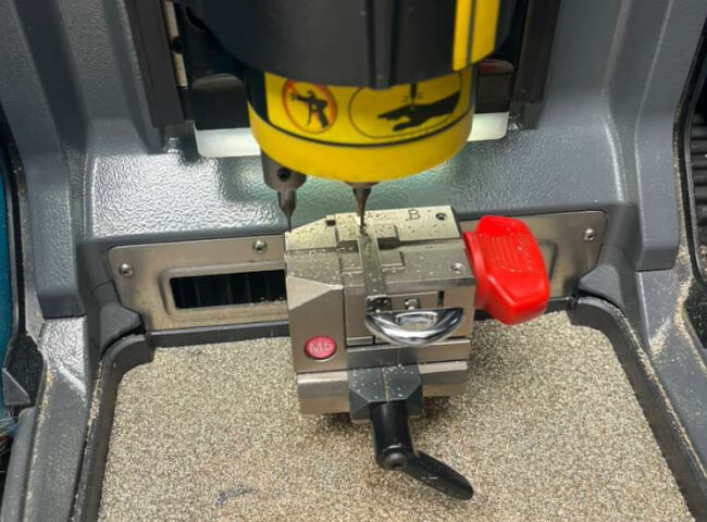Cutting a transponder car key on site in Temple